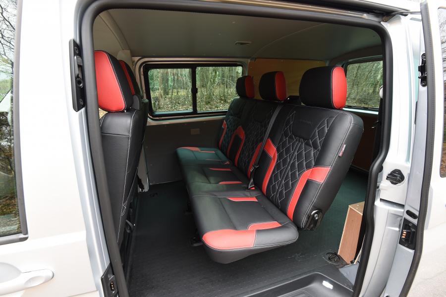 Интерьер Volkswagen Transporter Sportline 2016 года  (UK) (фото 15 из 19)